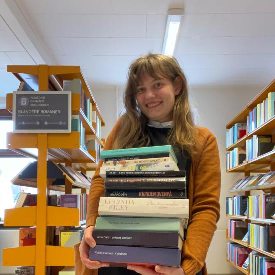 Josefine Ø. Larsen med en stak bøger